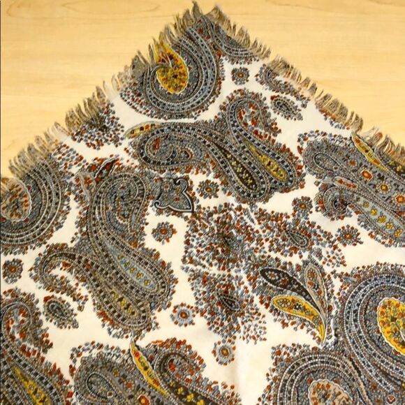 Very large triangle vintage shawl or wrap - Picture 1 of 5